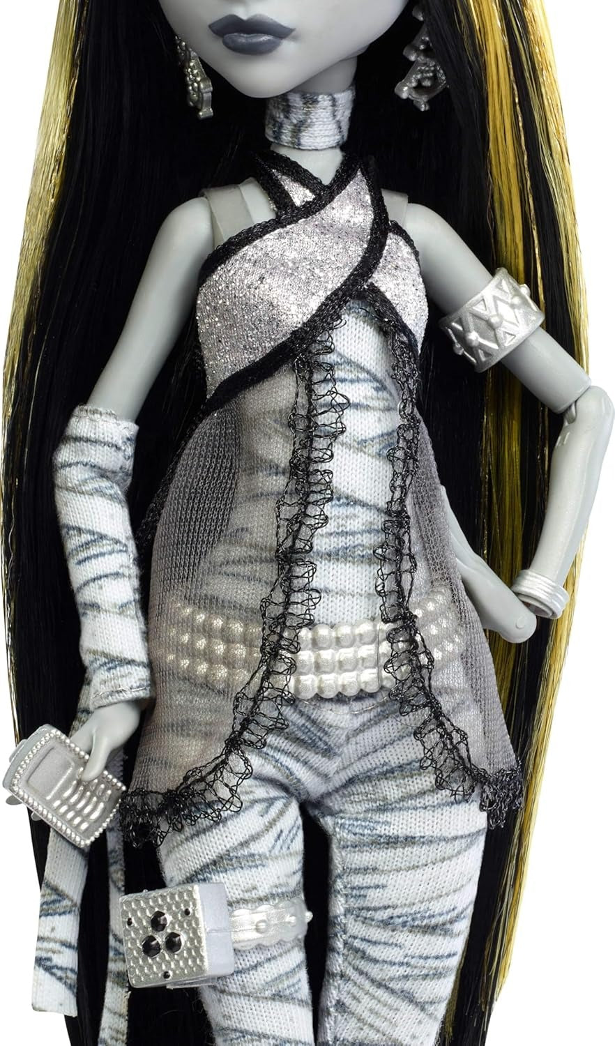 Monster High Reel Drama Doll, Cleo De Nile Black and White Reproduction Collectible with Doll-Size and Life-Size Posters, Horror Flick Theme, and Pet