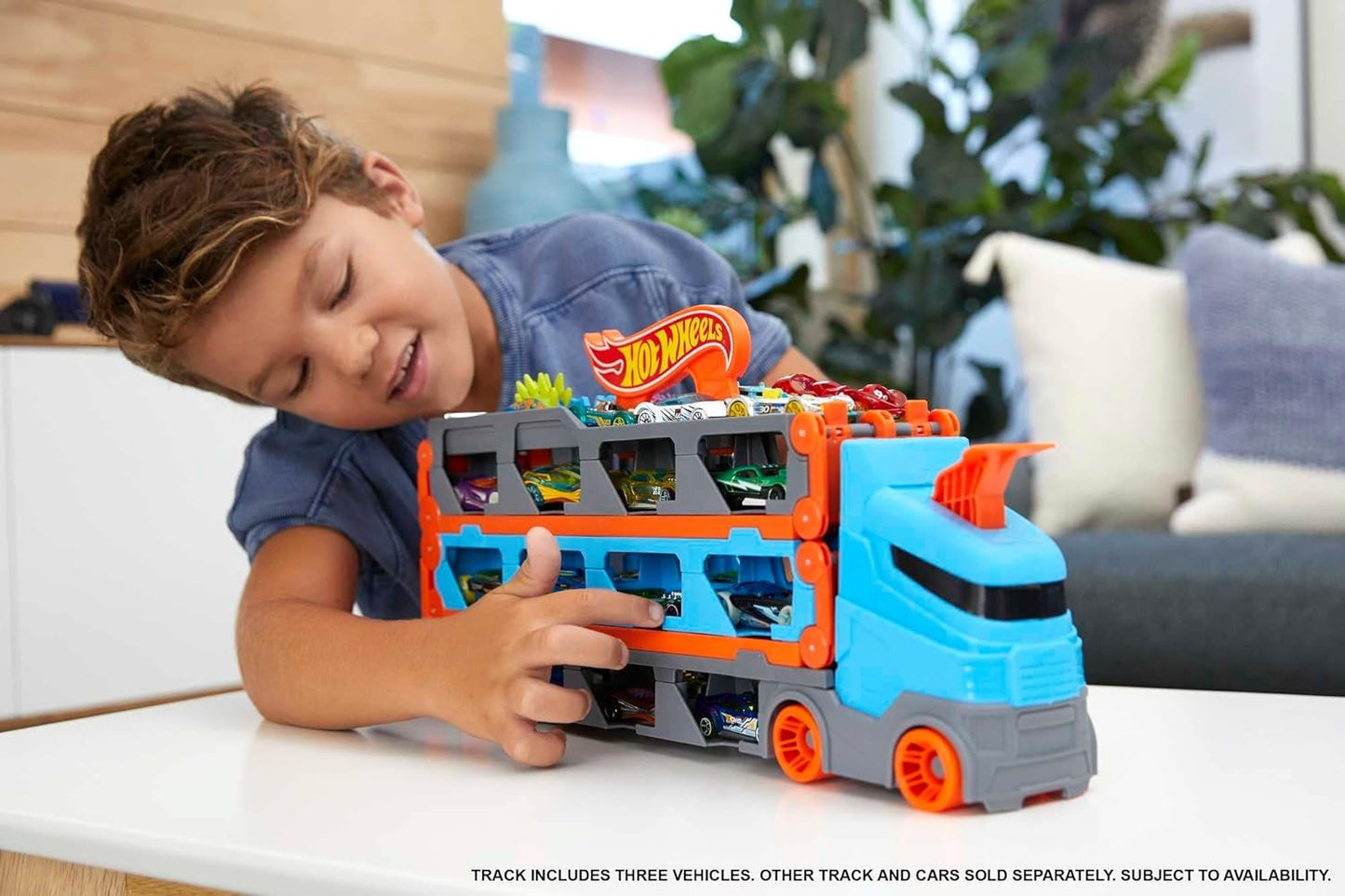 Hot Wheels - Speedway Hauler Storage Carrier with 3 1:64 Scale Cars & Convertible 6-Foot Drag Race Track for Kids 4 to 8 Years Old, Stores 20+ Cars & Connects to Other Playsets