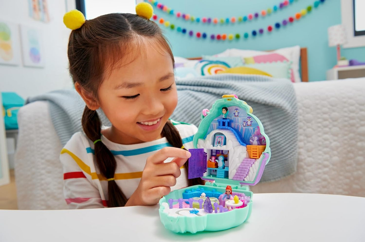 Polly Pocket Dolls & Playset, Snow Sweet Penguin Compact with 13 Accessories, Travel Toy with Fidget Exterior