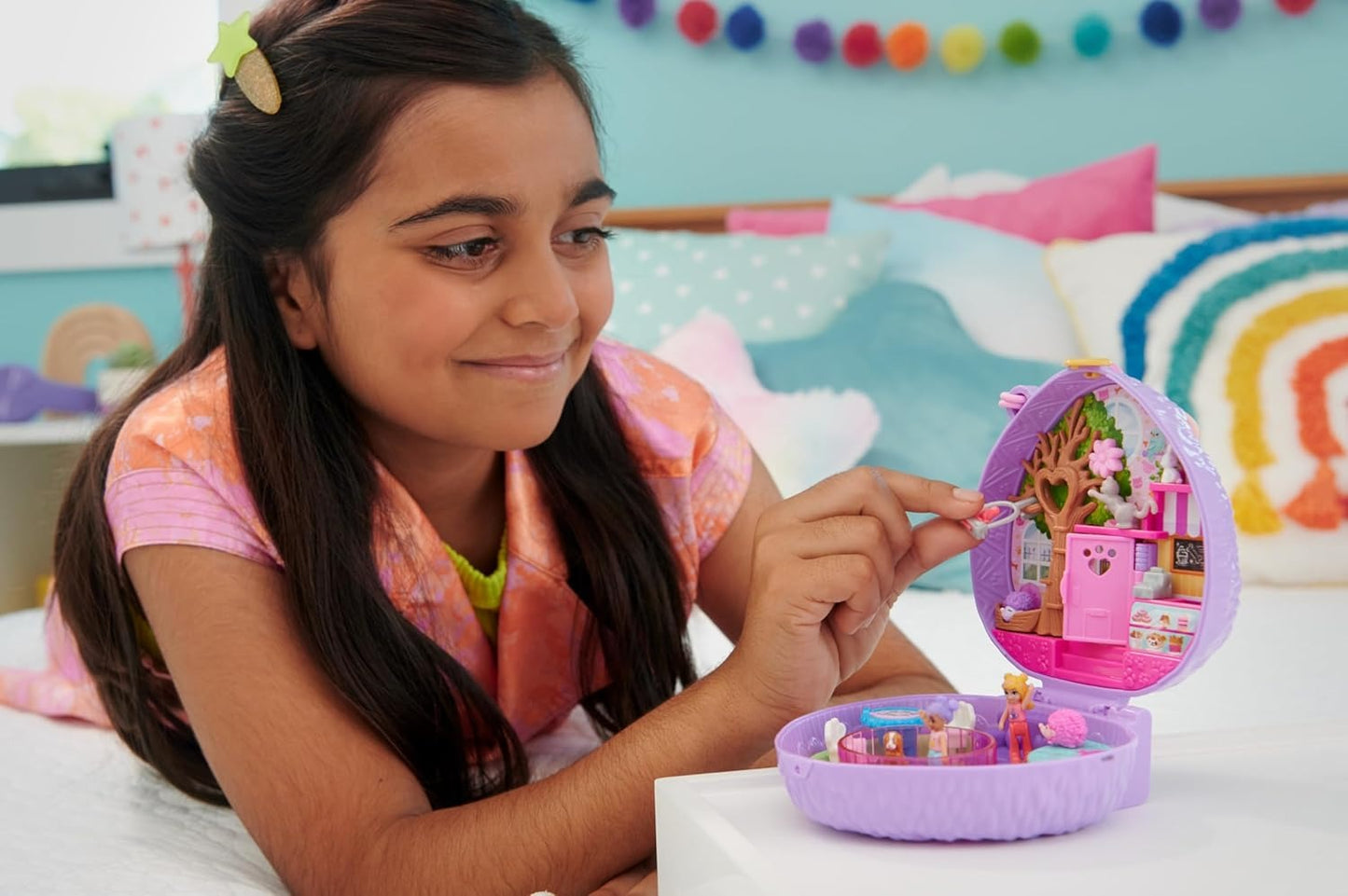 Polly Pocket Playset, Hedgehog Coffee Shop Compact with 2 Micro Dolls & 10 Accessories, Travel Toy with Fidget Exterior
