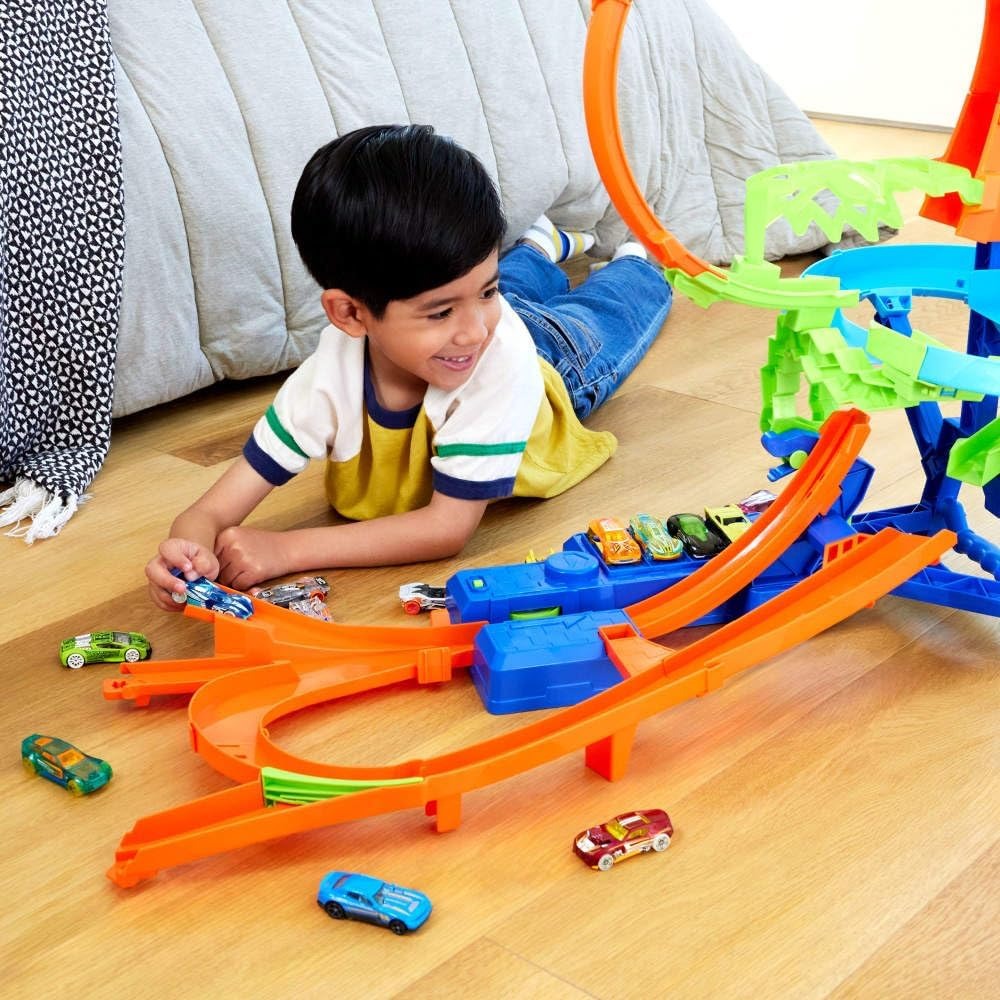 Hot Wheels Toy Car Track Set, Stunt Track Mid-Air Crash with 1:64 Scale Die-Cast Toy Car, Motorized Booster for Non-Stop Stunting & Racing