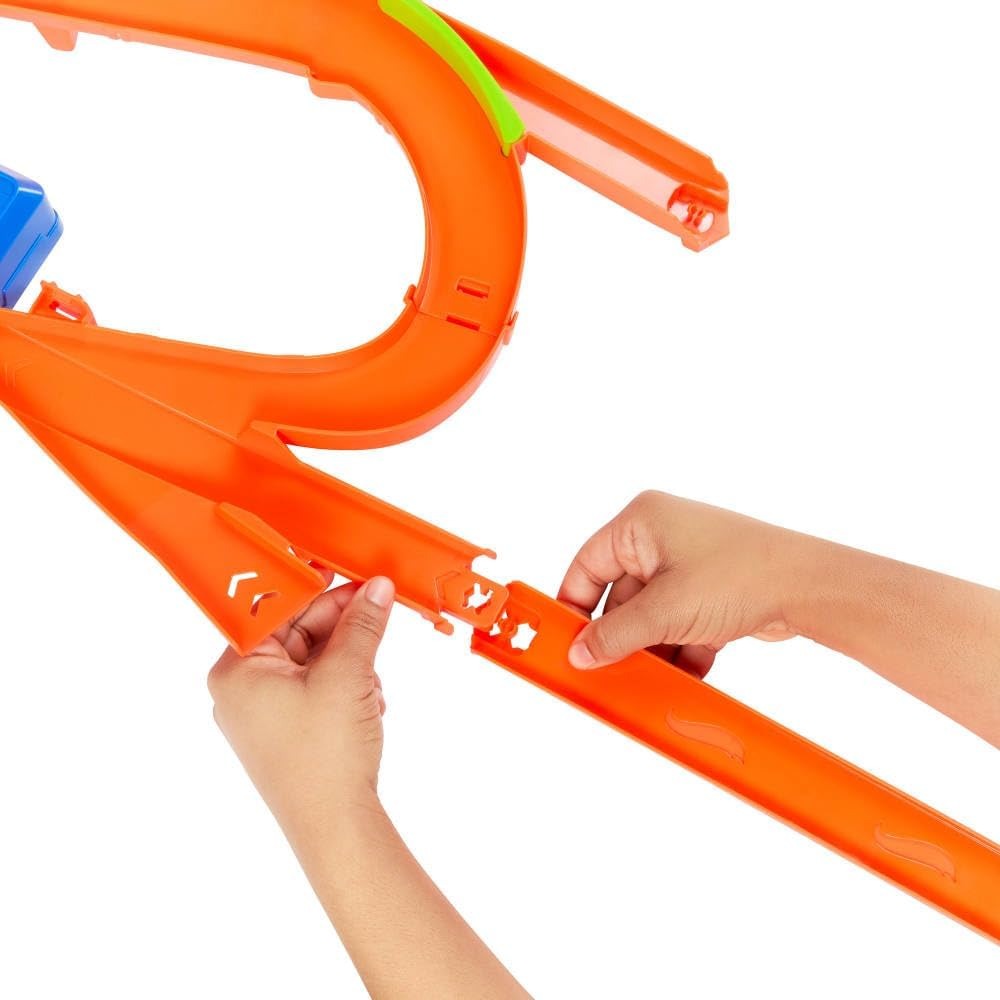 Hot Wheels Toy Car Track Set, Stunt Track Mid-Air Crash with 1:64 Scale Die-Cast Toy Car, Motorized Booster for Non-Stop Stunting & Racing