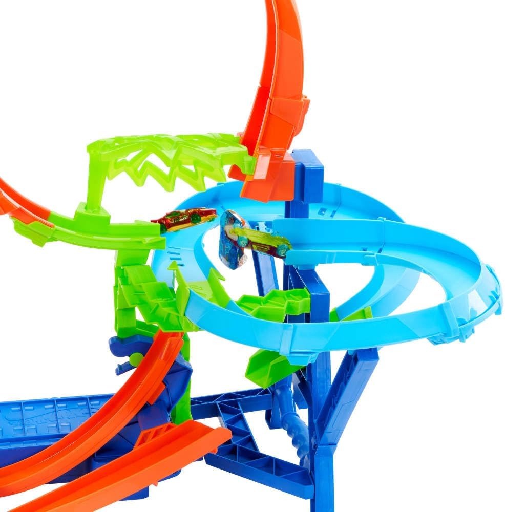 Hot Wheels Toy Car Track Set, Stunt Track Mid-Air Crash with 1:64 Scale Die-Cast Toy Car, Motorized Booster for Non-Stop Stunting & Racing