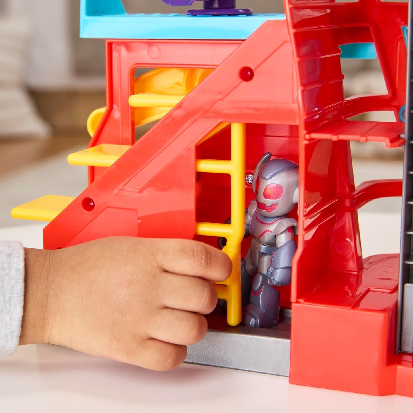 IRON MAN AND HIS AWESOME FRIENDS Marvel Boys & Girls Electronic Iron Quarters Playset with 3-Inch (7.6 CM) Action Figures & Mask, Super Hero Toys, 3+