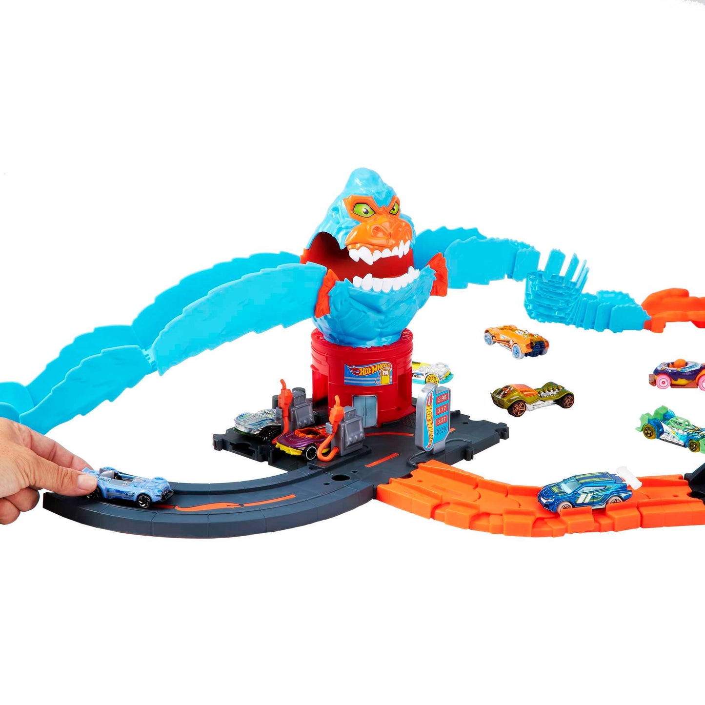 Hot Wheels City Wreck & Ride Gorilla Attack with 1 Hot Wheels Car, Connects to Other Sets, Gas Station-Themed Set, Gift for Kids 4 to 8 Years Old, HDR30